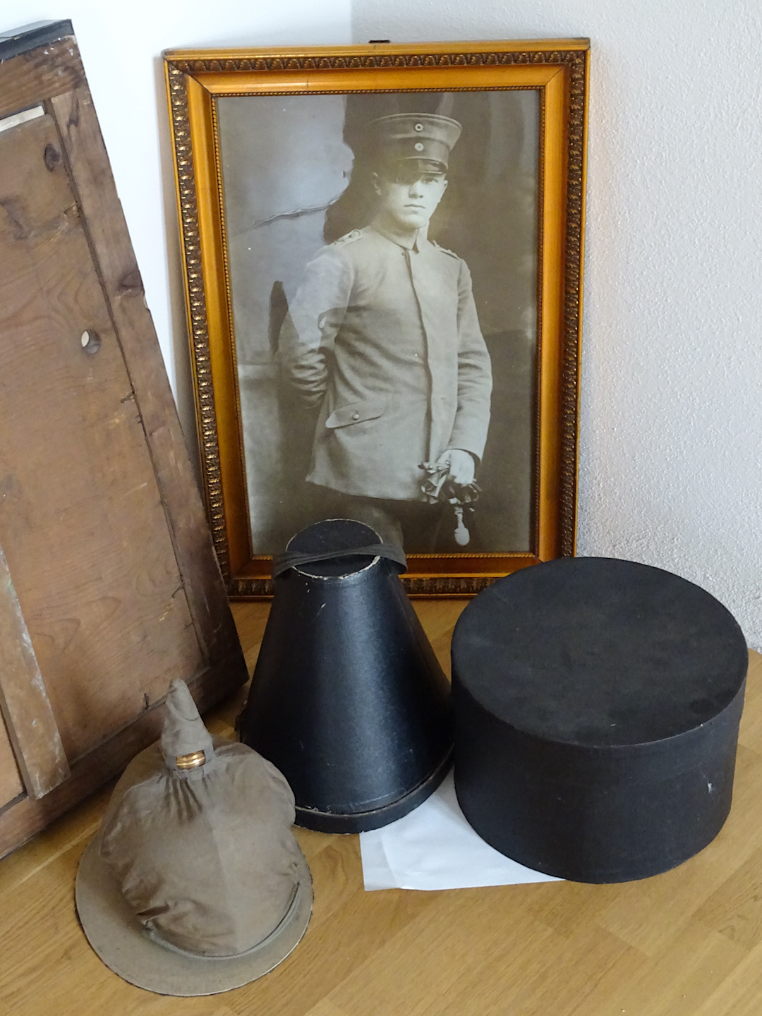 Raum 3.1.5 Photo und Mützenschachteln Josef Keller im Stadt- und Hochstiftmuseum Dill